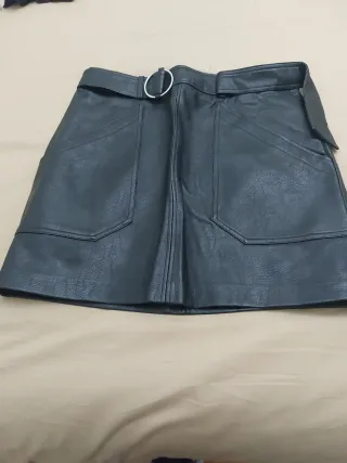 Falda polipiel negra con cinturón