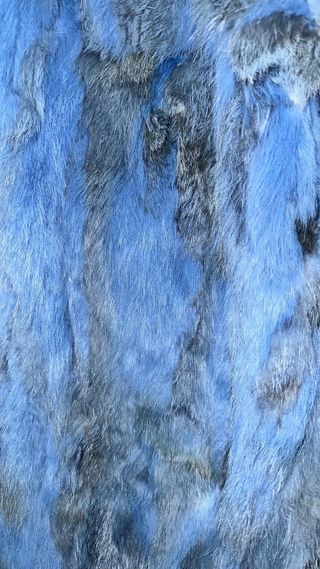 Abrigo de piel de conejo azul con capucha