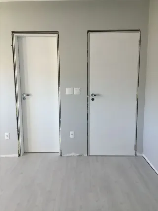 Alisado pintado e instalación puertas