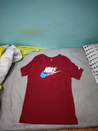 Camiseta Nike Roja Logo Multicolor