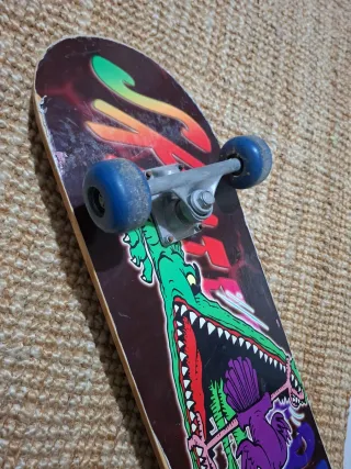 Monopatín con diseño de personaje azul