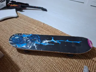 Monopatín con diseño de personaje azul