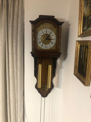 Reloj de pared antiguo de madera