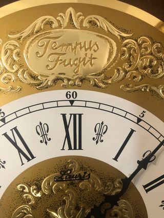 Reloj de pared antiguo de madera