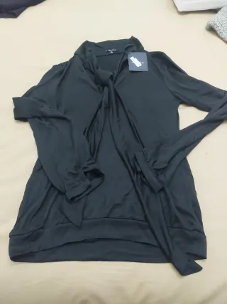 Blusa negra con lazada