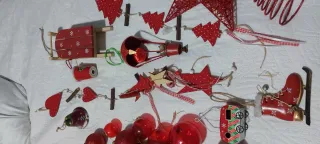 Bolas y adornos de Navidad rojos y dorados