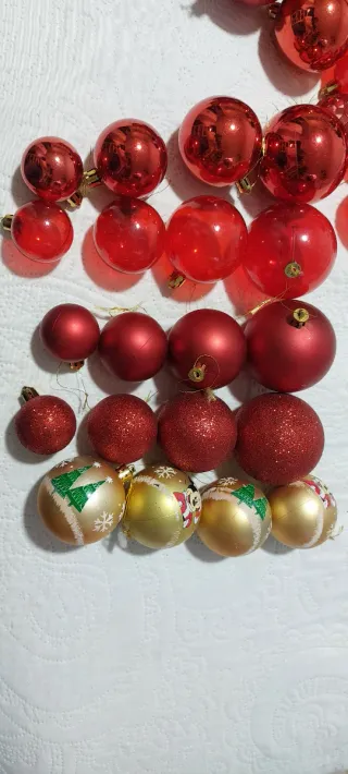 Bolas y adornos de Navidad rojos y dorados