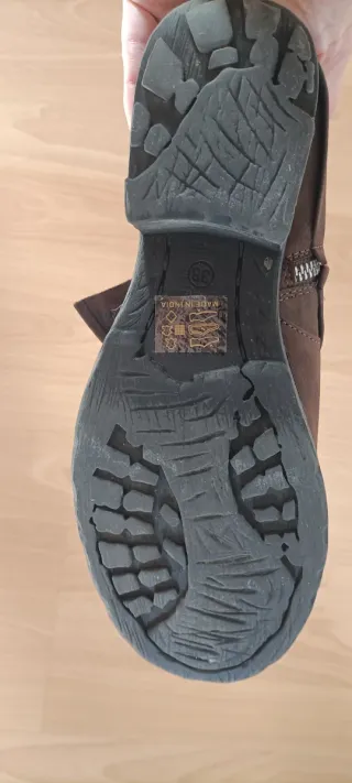 Botas de piel marrones con tachuelas plateadas.