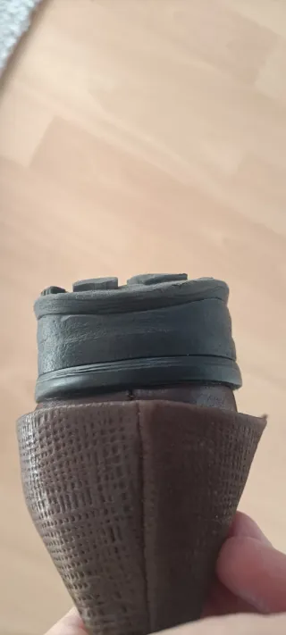 Botas de piel marrones con tachuelas plateadas.