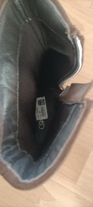 Botas de piel marrones con tachuelas plateadas.