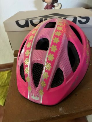 Casco infantil rosa con flores