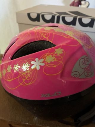 Casco infantil rosa con flores