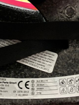 Casco infantil rosa con flores