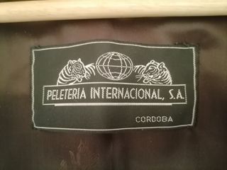 Elegante abrigo Peletería Internacional S.A.