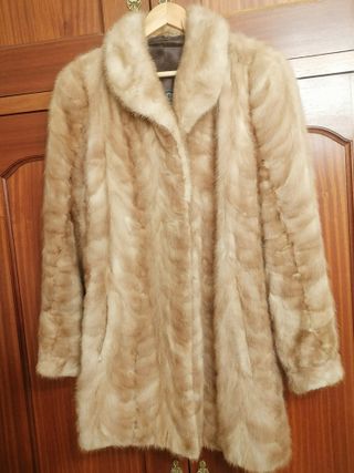 Elegante abrigo Peletería Internacional S.A.