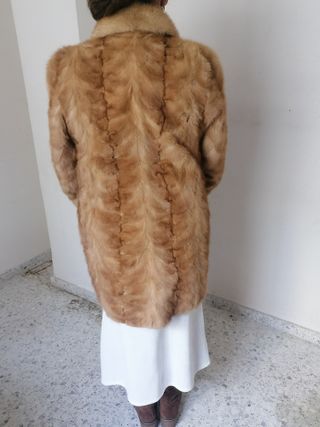 Elegante abrigo Peletería Internacional S.A.