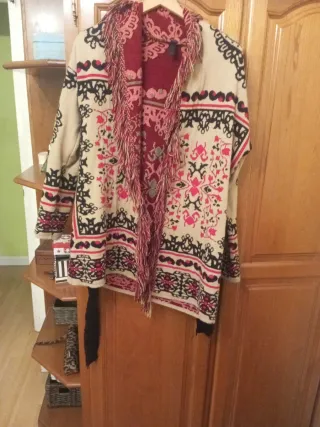 Chaqueta larga estampada beige