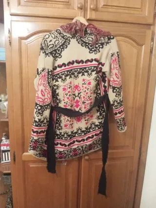 Chaqueta larga estampada beige