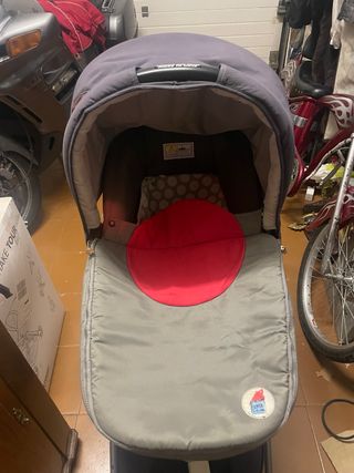Carro de bebé gris y rojo