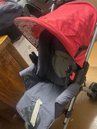 Carro de bebé gris y rojo