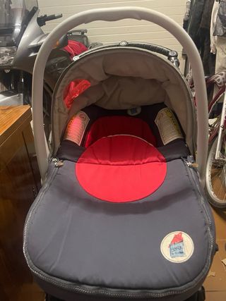 Carro de bebé gris y rojo