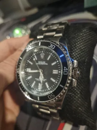 Reloj esfera negra y plateada