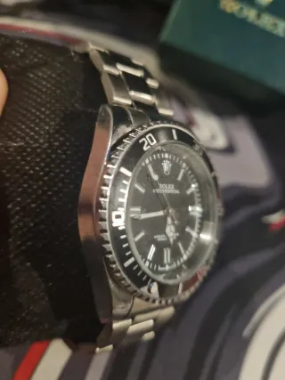 Reloj esfera negra y plateada