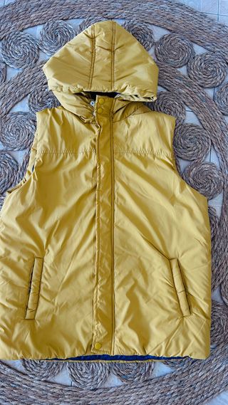 Chaleco acolchado con capucha amarillo