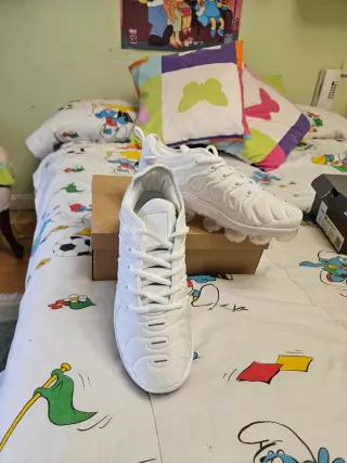 Zapatillas Blancas de imitación.