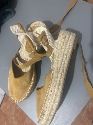 Sandalias de verano beige y marrón