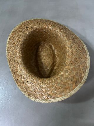 Sombrero de paja tejido