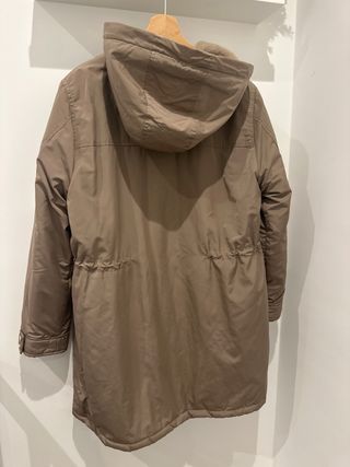 Abrigo marrón con capucha