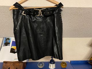 Falda negra efecto piel con cinturón