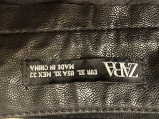 Falda negra efecto piel con cinturón