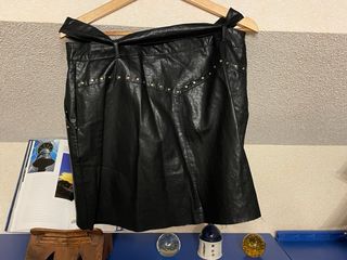 Falda negra efecto piel con cinturón