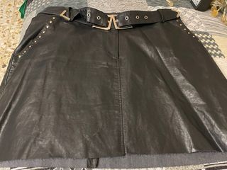 Falda negra efecto piel con cinturón