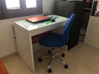 Mesa escritorio blanca con cristal