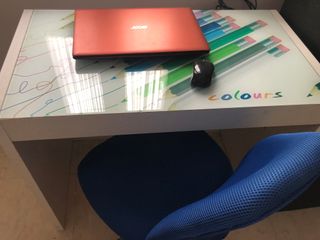 Mesa escritorio blanca con cristal