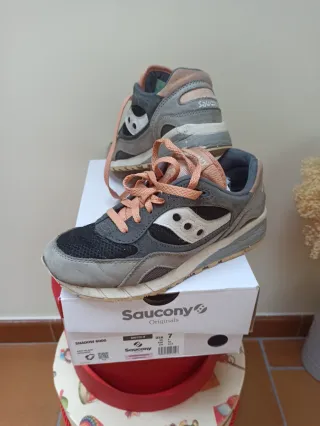 Zapatillas Saucony de ante, color gris y coral.