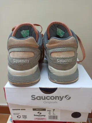 Zapatillas Saucony de ante, color gris y coral.
