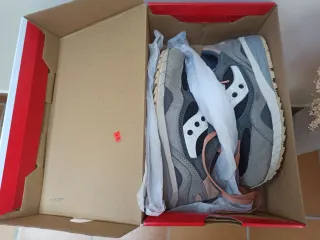 Zapatillas Saucony de ante, color gris y coral.