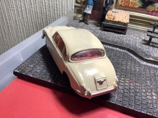 Coche Jaguar 3.4L 1/43 Dinky Toys original inglés.