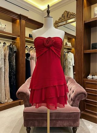Vestido elegante rojo con volantes