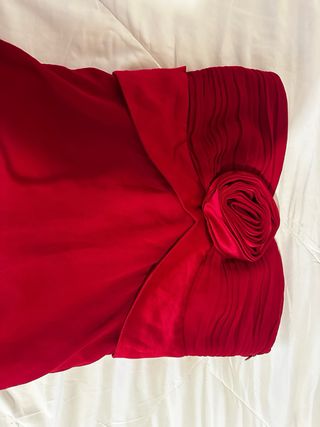 Vestido elegante rojo con volantes