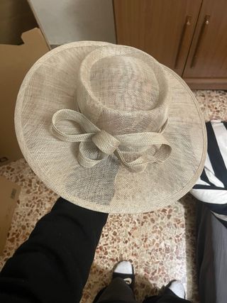Sombrero de boda beige