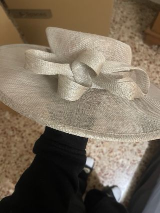 Sombrero de boda beige