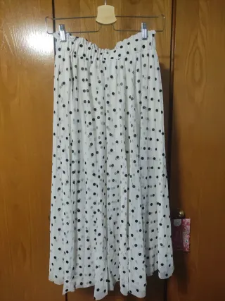 Falda midi lunares blanca y negra