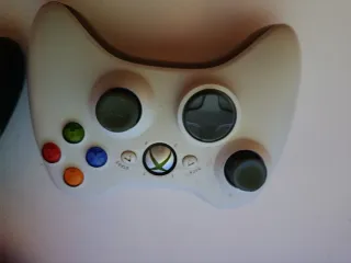 Consola Xbox 360 Negra incluye 2 mandos y 2 juegos