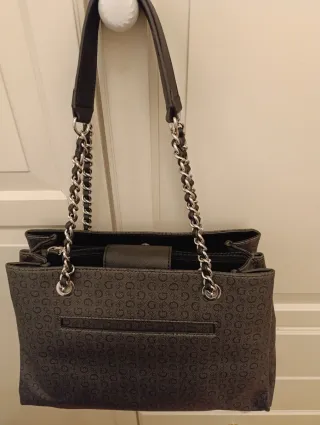 Bolso Guess Negro y Gris