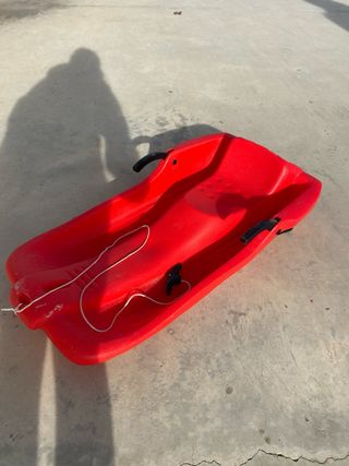 Trineo rojo con cuerda